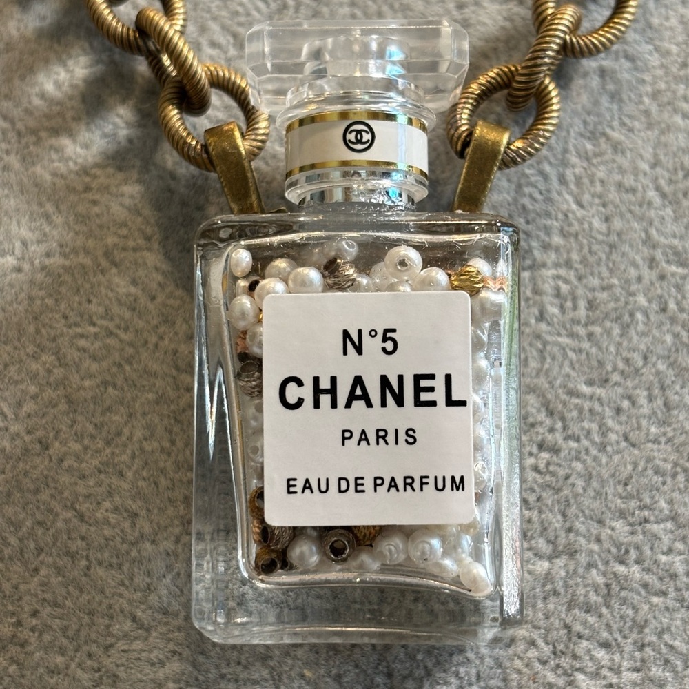 CHANEL N°5 Gold-Tone Perfume Bottle Pendant Necklace - Picture 2 of 5